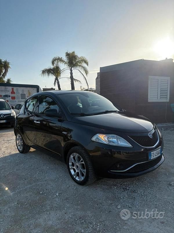 Usata Lancia Ypsilon Gold 95 CV (69 kW) 2016 Blu Utilitaria