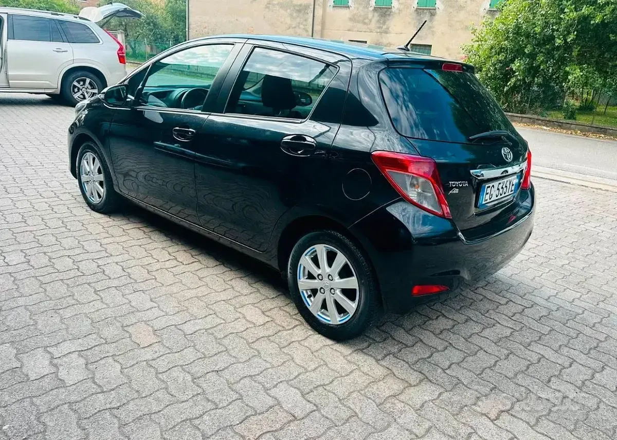 Usata Toyota Yaris Lounge 69 CV (50 kW) 2011 Nero Utilitaria