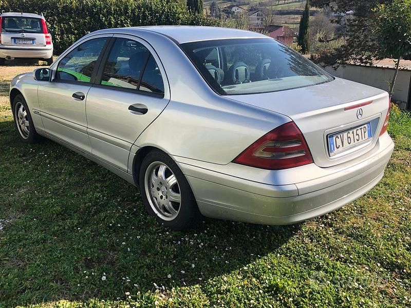 Usata Mercedes C200 122 CV (89 kW) 2005 Grigio Berlina