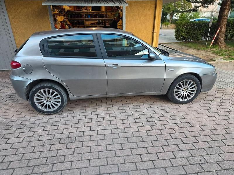 Usata Alfa Romeo 147 120 CV (88 kW) 2007 Grigio Utilitaria