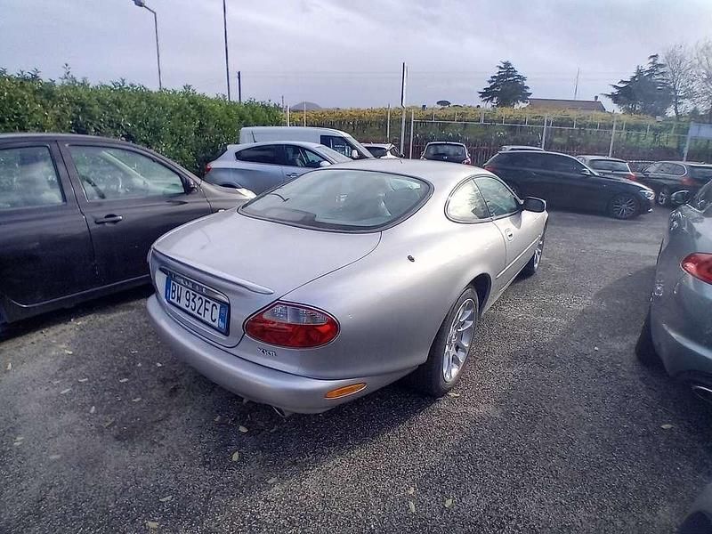 Usata Jaguar XKR Supercharged 363 CV (266 kW) 2001 Argento Coupé