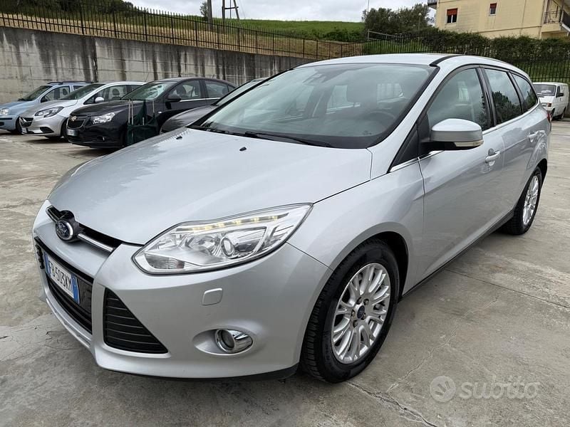 Begagnad Ford Focus Titanium 115 HK (84 kW) 2012 Grå Kombi