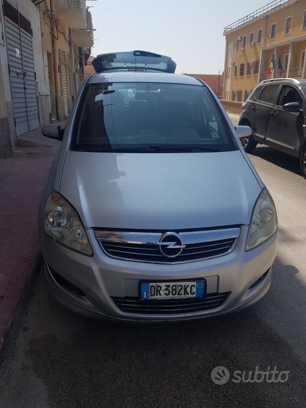 Grigio Usata 2008 Opel Zafira Monovolume | 2800 € (Buon prezzo) - Immagine 1/4