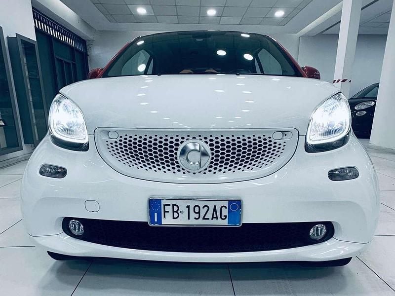 White / orange Usata 2015 Smart ForTwo Coupé Edition #1 Utilitaria | 9900 € (Buon prezzo) - Immagine 1/4