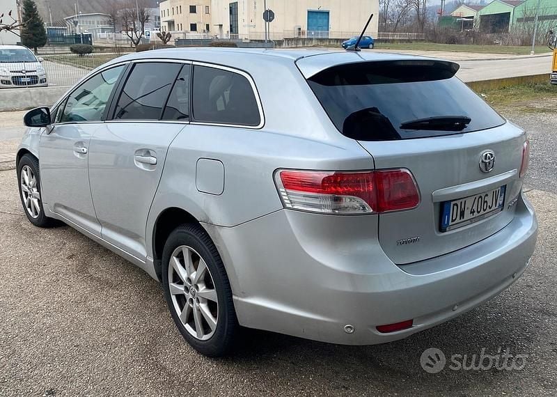Usata Toyota Avensis 150 CV (110 kW) 2009 Grigio Station wagon