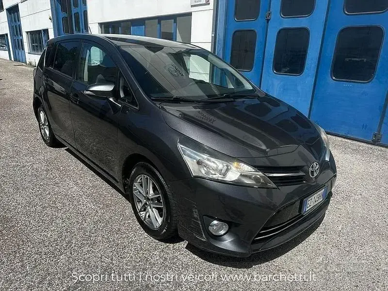 Usata Toyota Verso Active 112 CV (82 kW) 2015 Grigio scuro Monovolume