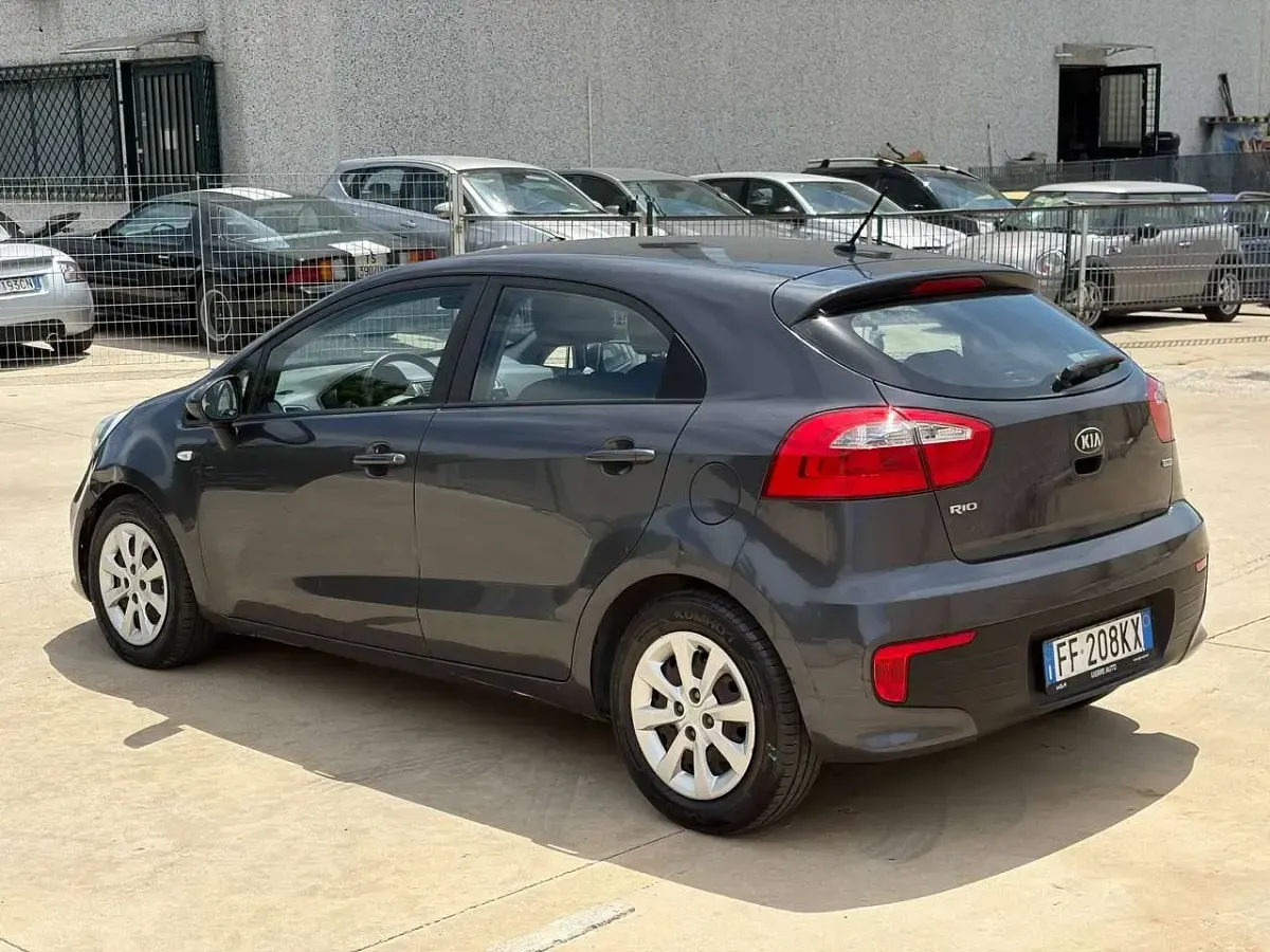 Usata Kia Rio 75 CV (55 kW) 2016 Grigio antracite metallizzato Utilitaria