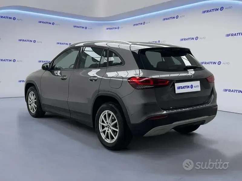 Gebraucht Mercedes GLA200 Business 163 PS (119 kW) 2022 Grau SUV