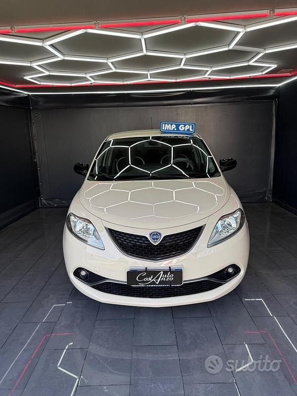 Usata Lancia Ypsilon Gold 69 CV (50 kW) 2016 Beige Utilitaria
