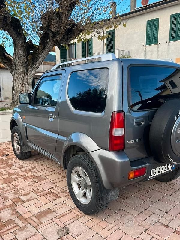 Usata Suzuki Jimny 84 CV (61 kW) 2007 Grigio SUV