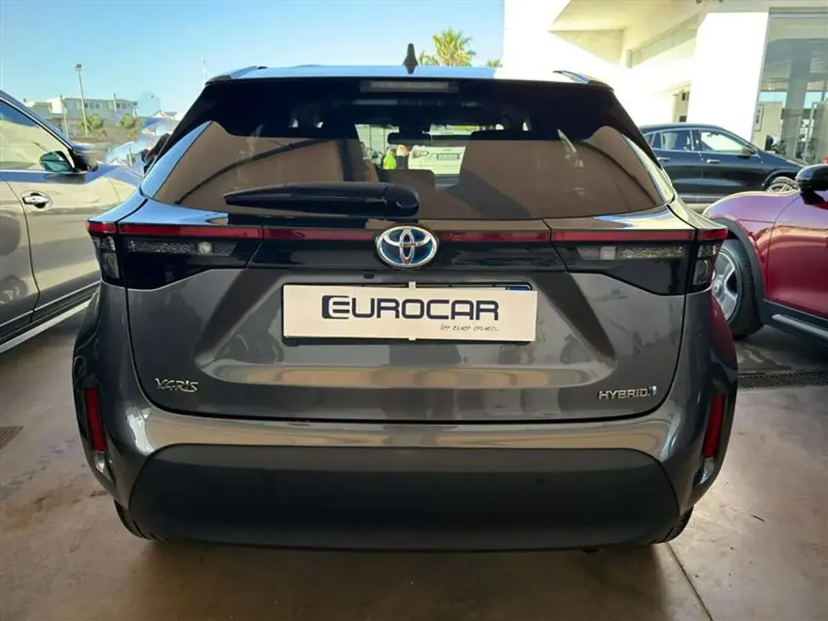 Usata Toyota Yaris Cross Lounge 92 CV (67 kW) 2022 Grigio scuro SUV