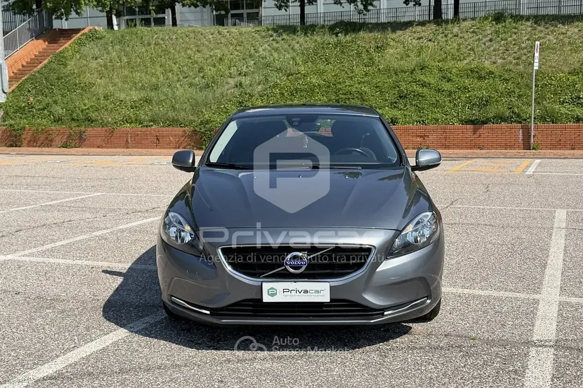 Usata Volvo V40 Momentum 150 CV (110 kW) 2015 Gray Berlina