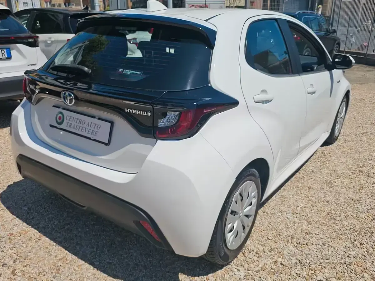 Usata Toyota Yaris Hybrid Business Edition 92 CV (67 kW) 2021 Bianco Berlina