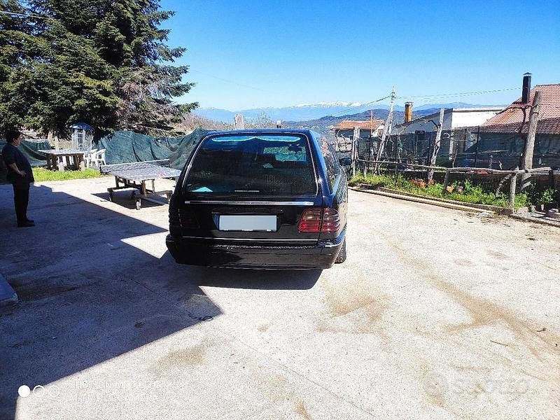 Usata Mercedes E270 170 CV (125 kW) 2001 Nero Station wagon