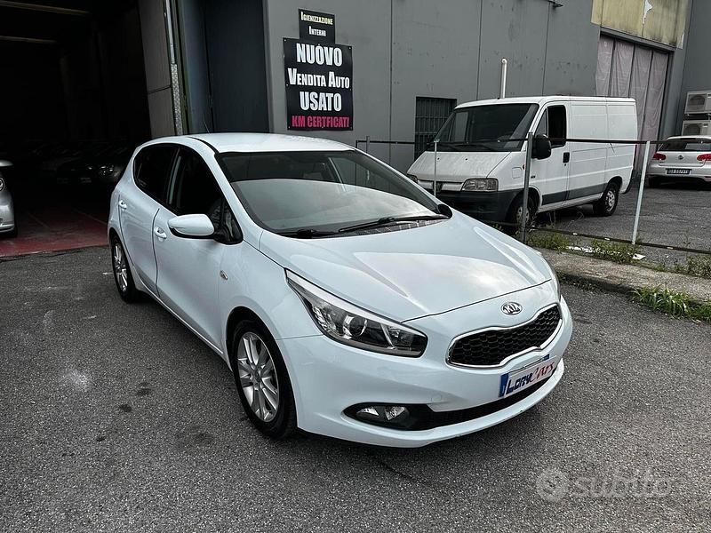 Begagnad Kia Ceed 110 HK (80 kW) 2013 Vit Halvkombi