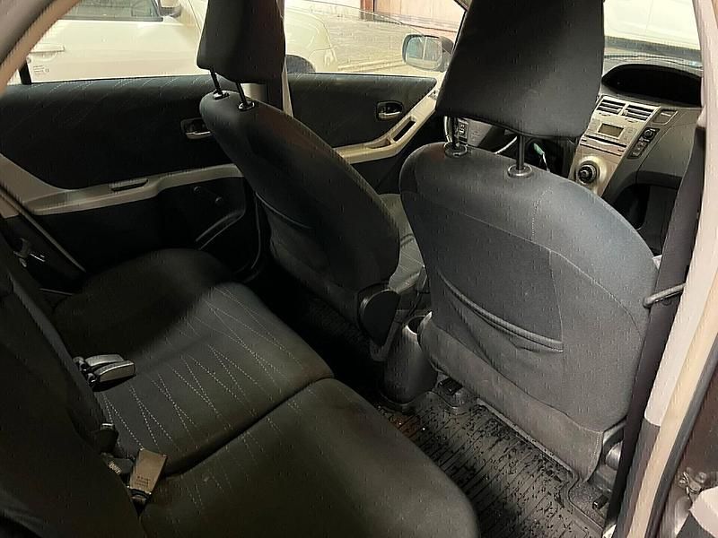 Usata Toyota Yaris 90 CV (66 kW) 2008 Grigio Berlina