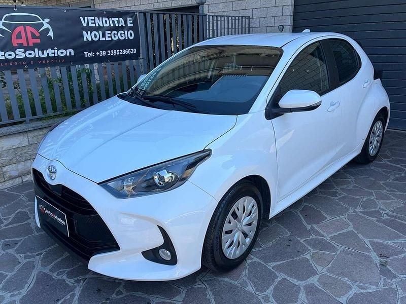 Second-hand Toyota Yaris Active 72 CP (52 kW) 2023 Alb Hatchback