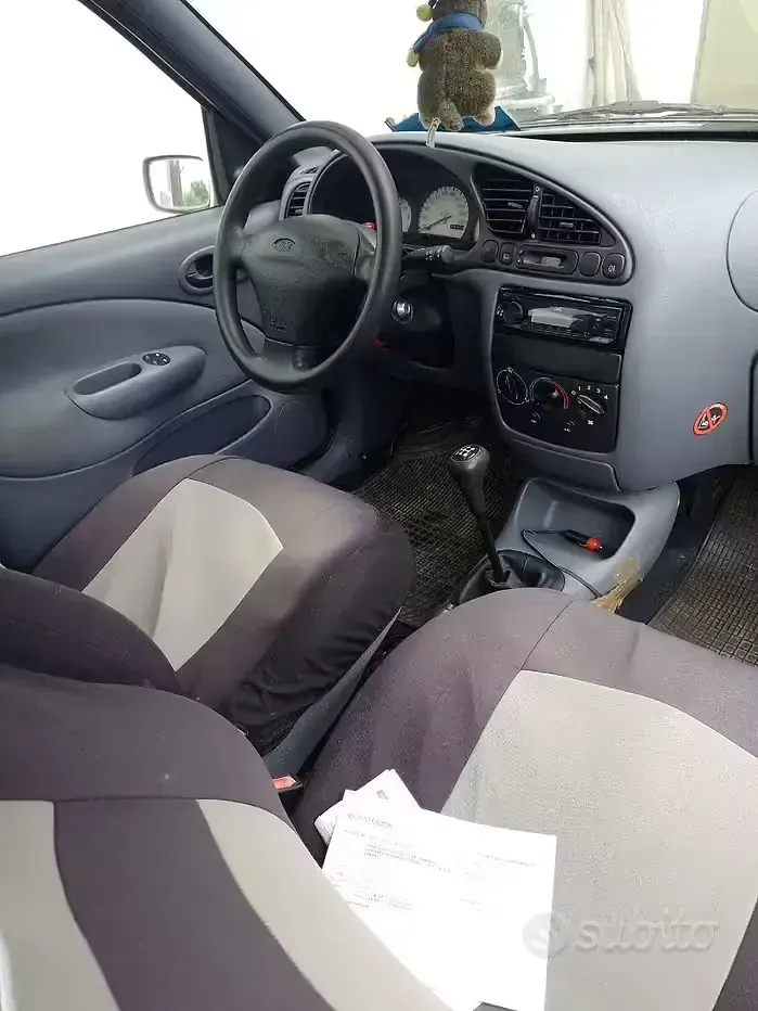 Usata Ford Fiesta 75 CV (55 kW) 1998 Grigio Utilitaria