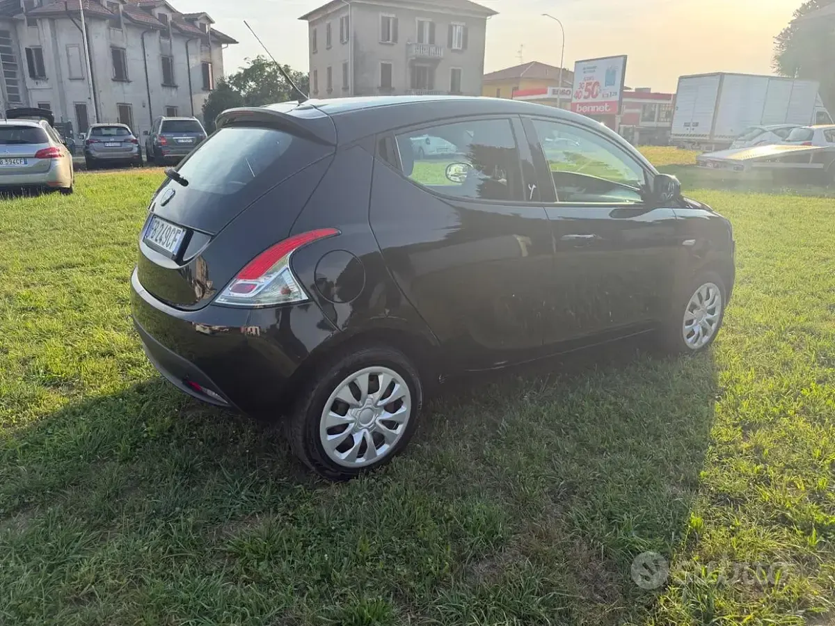 Usata Lancia Ypsilon 69 CV (50 kW) 2015 Nero Utilitaria