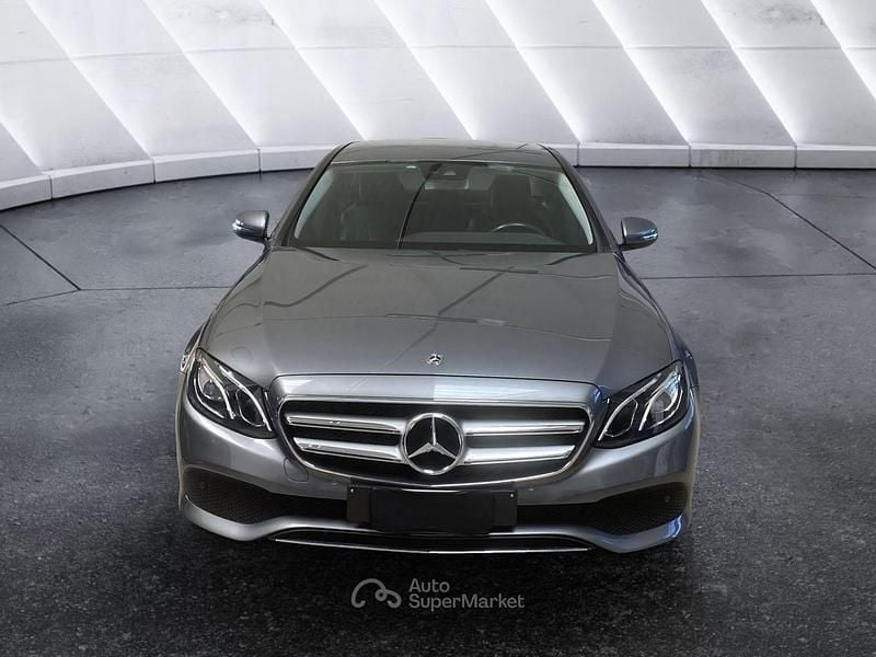 Usata Mercedes E220 Business 194 CV (142 kW) 2019 Grigio scuro Berlina