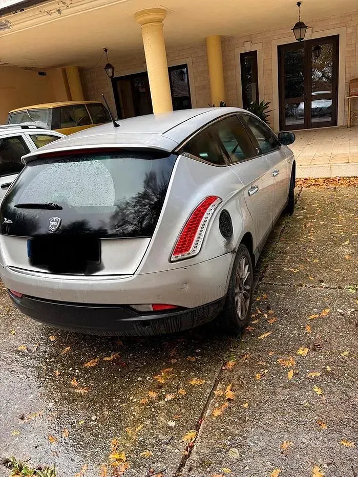 Usata Lancia Delta 120 CV (88 kW) 2013 Grigio Utilitaria