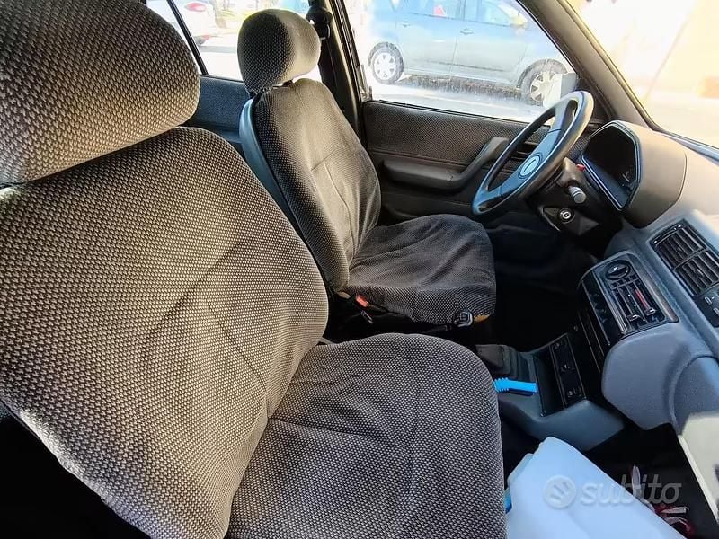Usata Ford Fiesta Ghia 53 CV (38 kW) 1990 Grigio Utilitaria