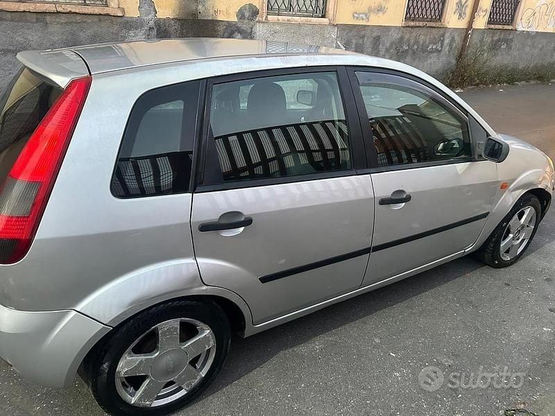 Usata Ford Fiesta 67 CV (49 kW) 2005 Grigio Utilitaria
