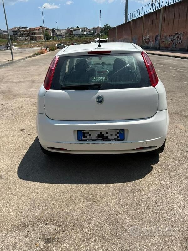 Usata Fiat Grande Punto 77 CV (56 kW) 2007 Bianco Utilitaria