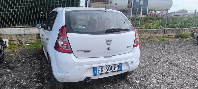 Usata 2010 Dacia Sandero Tre volumi | 1800 € (Super prezzo) - Immagine 1/4