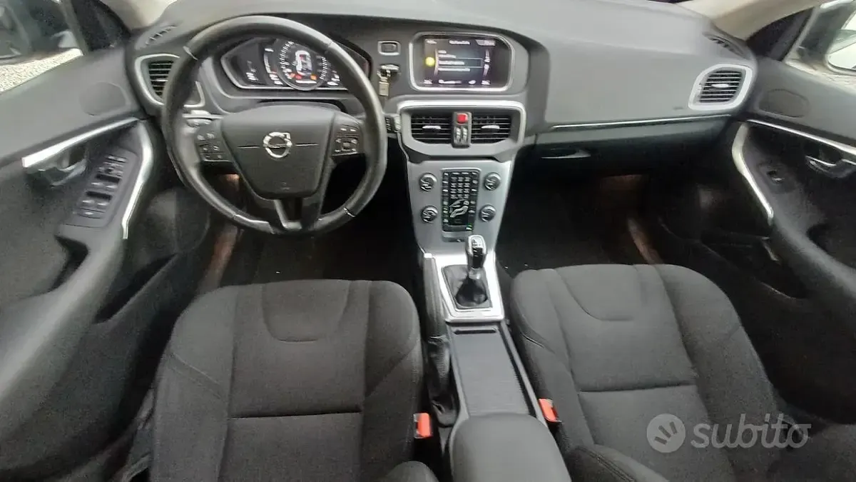 Usata Volvo V40 R-Design 120 CV (88 kW) 2018 Nero Berlina