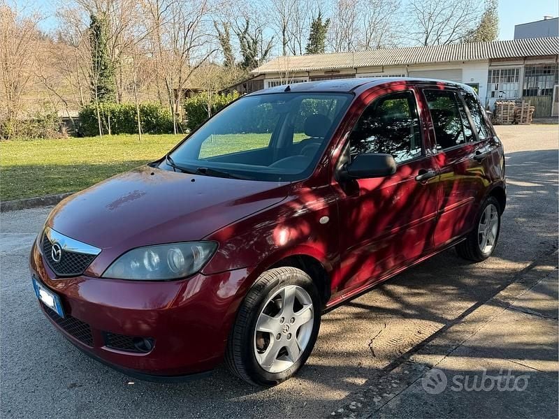 Usata Mazda 2 75 CV (55 kW) 2005 Rosso Utilitaria