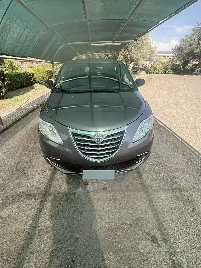Usata Lancia Ypsilon Silver 69 CV (50 kW) 2017 Grigio Utilitaria
