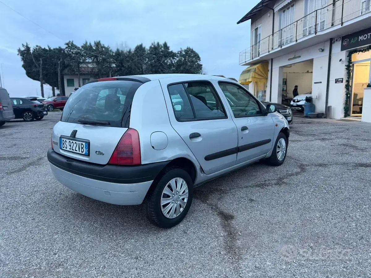 Usata Renault Clio 58 CV (42 kW) 2002 Berlina