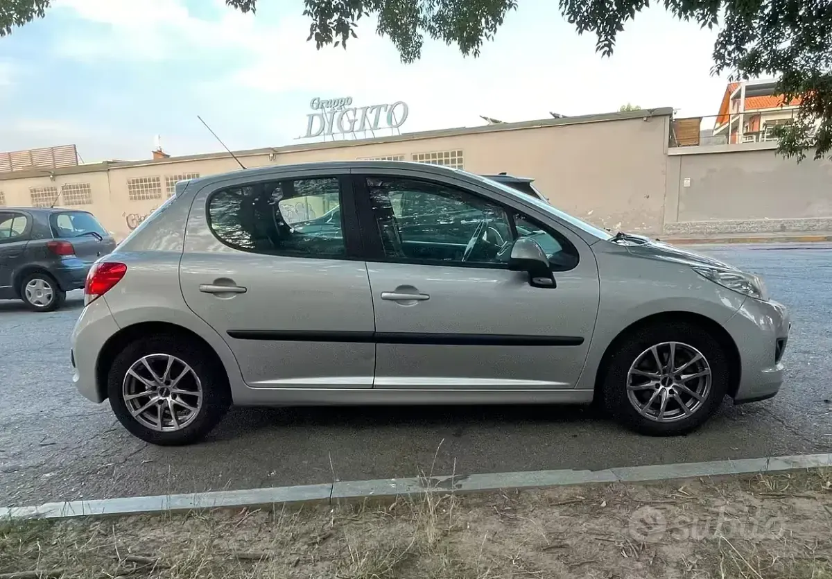 Usata Peugeot 207 73 CV (53 kW) 2011 Grigio Utilitaria