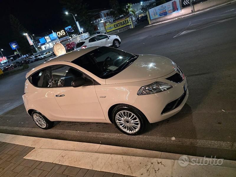 Usata Lancia Ypsilon 95 CV (69 kW) 2016 Bianco Utilitaria