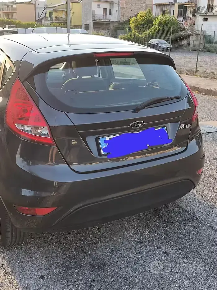 Usata Ford Fiesta 75 CV (55 kW) 2010 Grigio Berlina