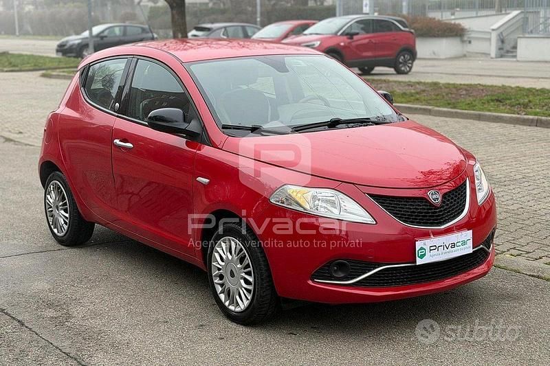 Usata Lancia Ypsilon Gold 69 CV (50 kW) 2017 Rosso Utilitaria