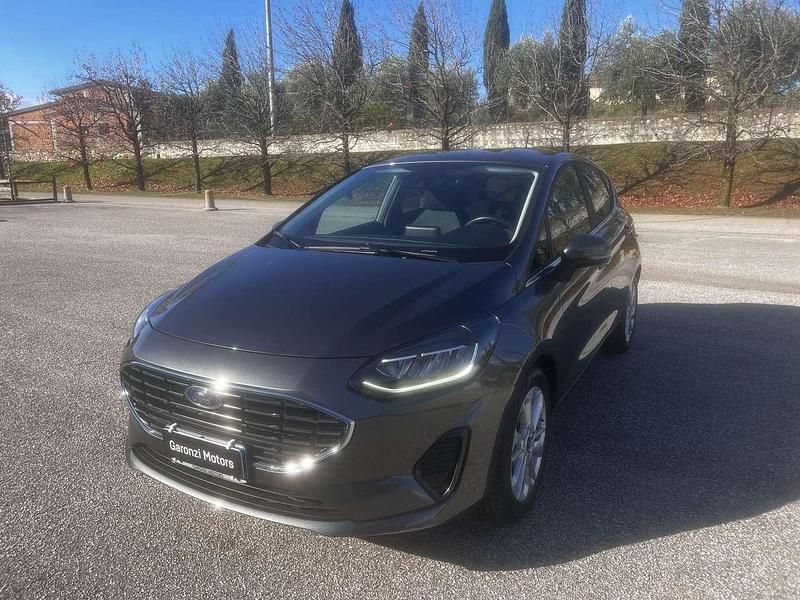 Grigio Usata 2022 Ford Fiesta Titanium Tre volumi | 14.000 € (Ottimo prezzo) - Immagine 1/4