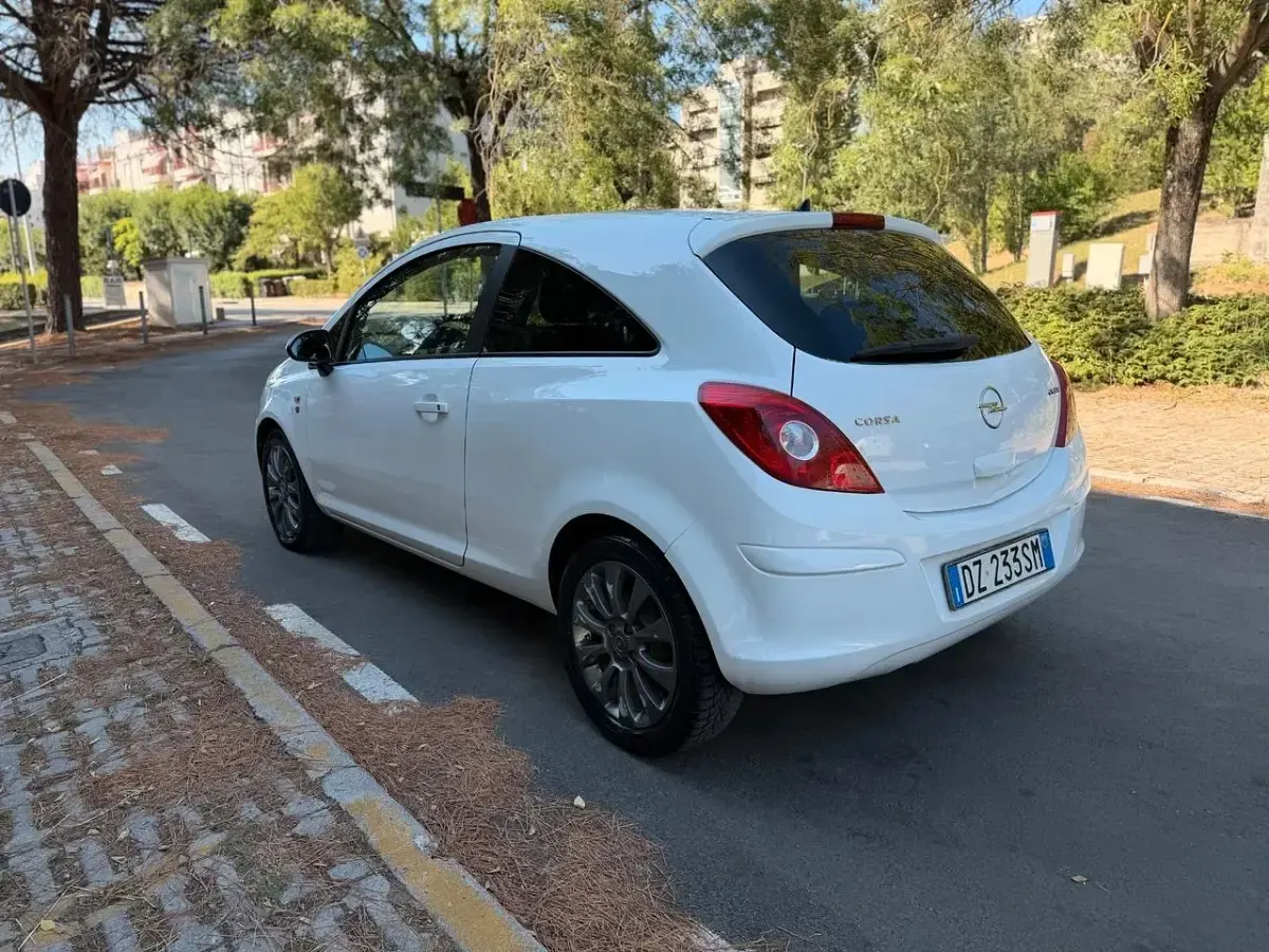 Usata Opel Corsa 75 CV (55 kW) 2010 Bianco Utilitaria