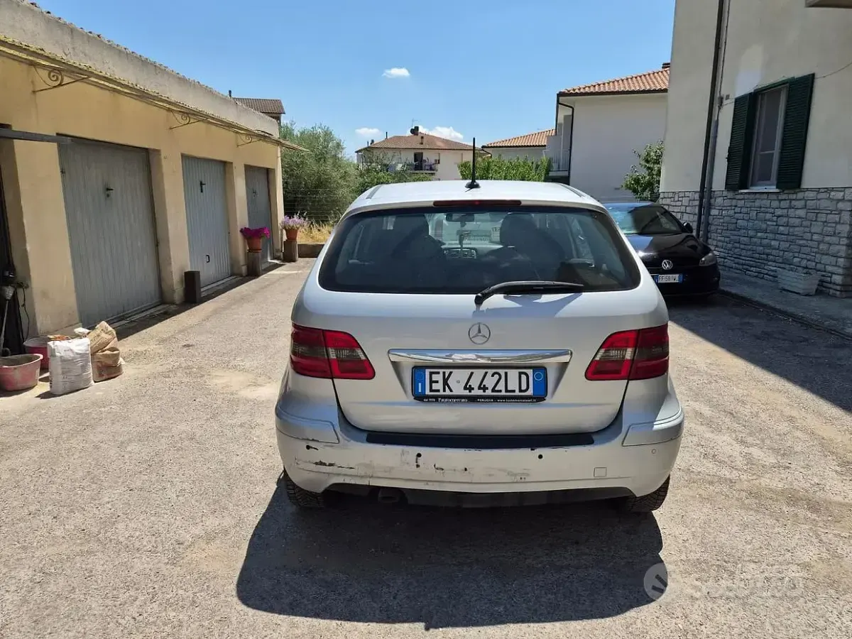 Usata Mercedes B180 109 CV (80 kW) 2011 Grigio Utilitaria