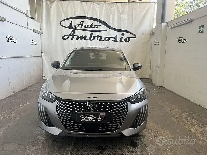 Usata Peugeot 208 Allure 101 CV (74 kW) 2024 Grigio Utilitaria