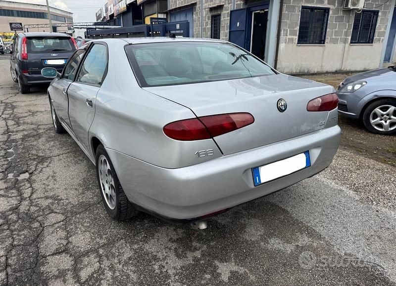 Usata Alfa Romeo 166 Distinctive 150 CV (110 kW) 2002 Argento Berlina