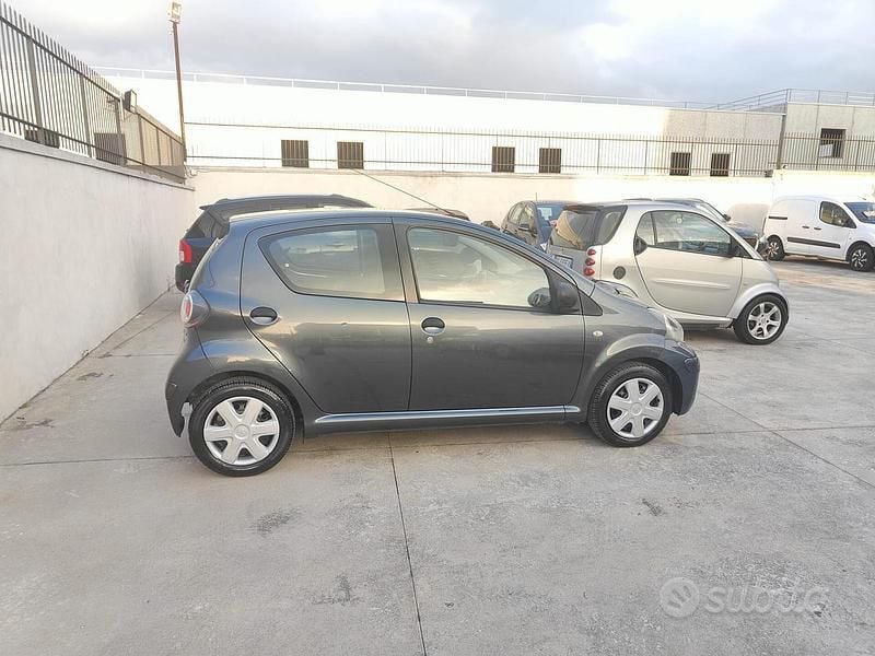 Usata Toyota Aygo 68 CV (50 kW) 2011 Nero Utilitaria