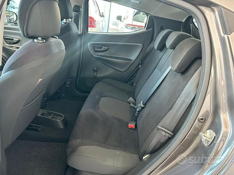 Usado Lancia Ypsilon 69 HP (50 kW) 2014 Cinzento Citadino