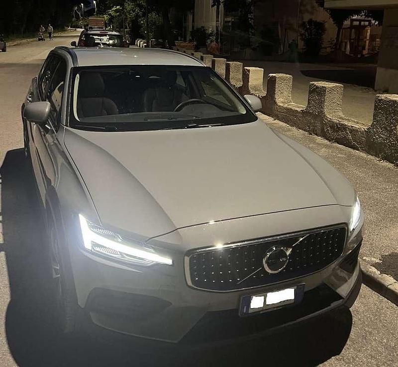 Usata Volvo V60 CC Core 197 CV (144 kW) 2024 Grigio Station wagon