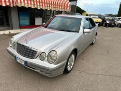 Argento Usata 2001 Mercedes E220 Classic Tre volumi | 4990 €