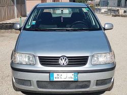 Grigio Usata 2001 VW Polo Tre volumi | 2500 € (Buon prezzo)