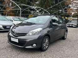 Grigio Usata 2014 Toyota Yaris Tre volumi | 7500 € (Buon prezzo)