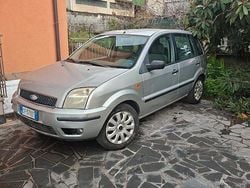Grigio Usata 2003 Ford Fusion Tre volumi | 2000 €