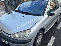 Usata 2004 Peugeot 206 Tre volumi | 800 € (Buon prezzo)